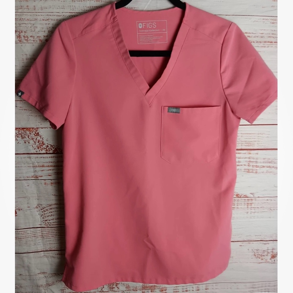 Figs Women's Short Sleeve V-Neck Scrub Top in Mauve